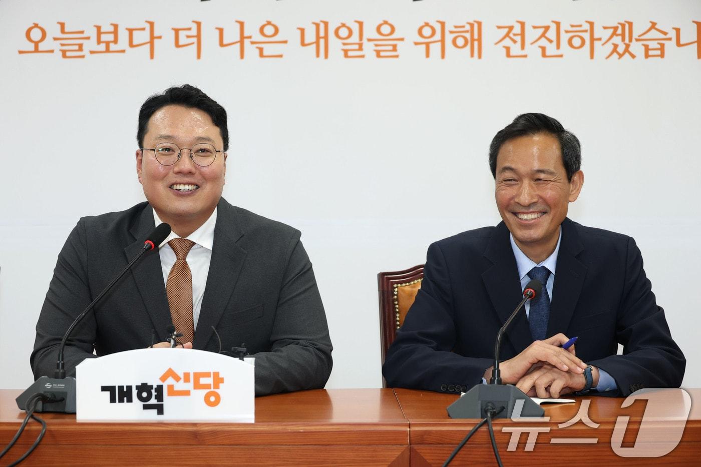 천하람 개혁신당 대표 권한대행 겸 원내대표가 11일 오후 서울 여의도 국회를 찾은 우상호 대통령실 정무수석을 접견, 발언하고 있다. 2025.6.11/뉴스1 ⓒ News1 이광호 기자