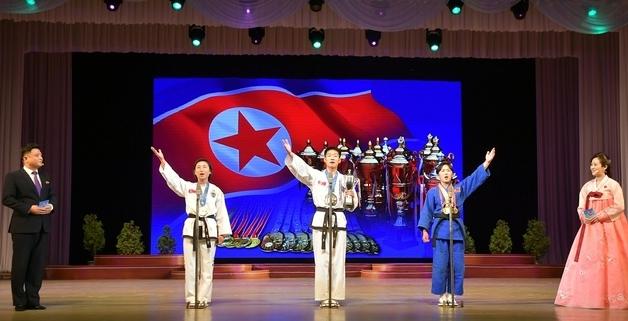 넘어진 구축함 바로 세워…조선소년단 창립 79주년 경축[데일리 북한]  